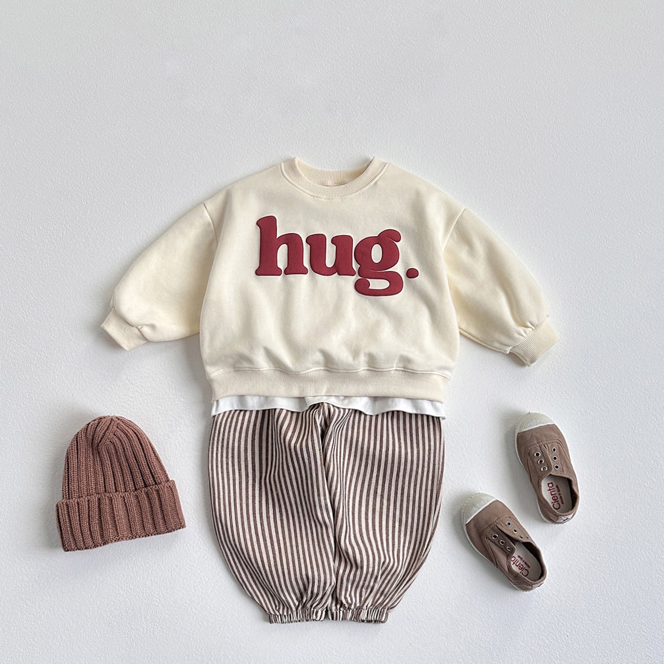 Hug Embossed Sweatshirt – Statement-Piece mit fühlbarem Print