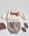 Hug Embossed Sweatshirt – Statement-Piece mit fühlbarem Print