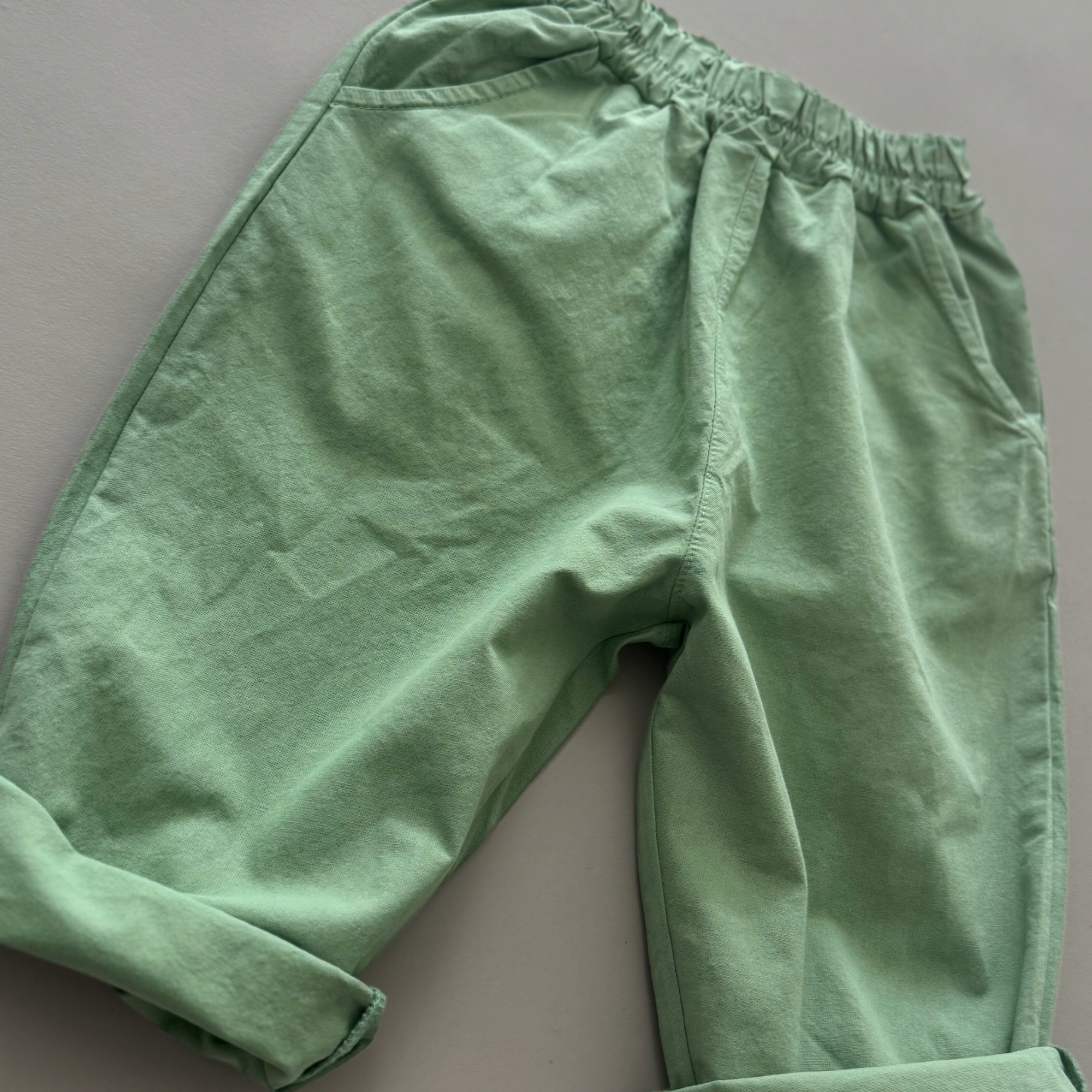 Grüne Kinderhose – Lässiger Schnitt mit elastischem Bund für Bewegungsfreiheit.