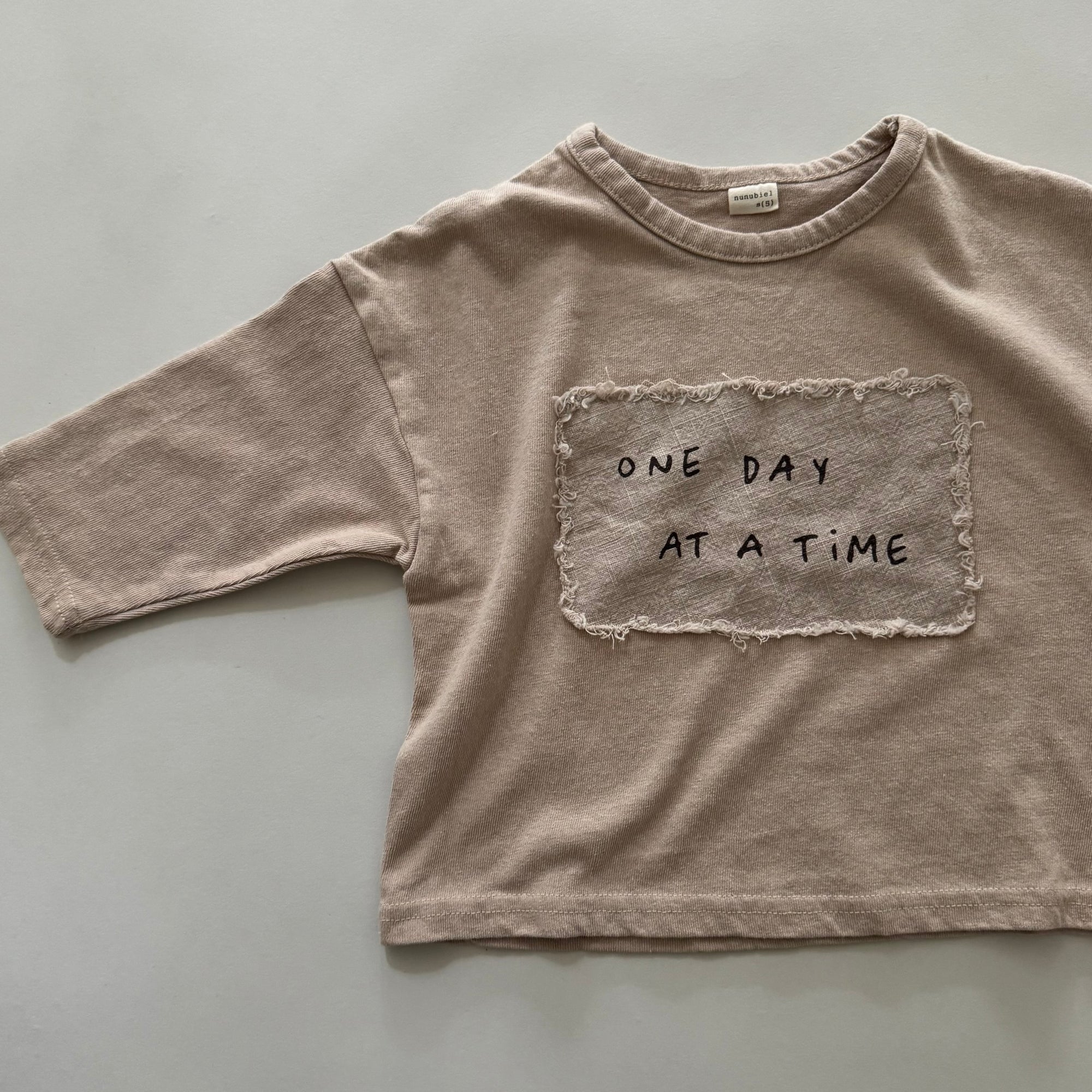 One Day Tee – Statement-Shirt mit cooler Botschaft