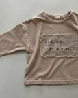 One Day Tee – Statement-Shirt mit cooler Botschaft