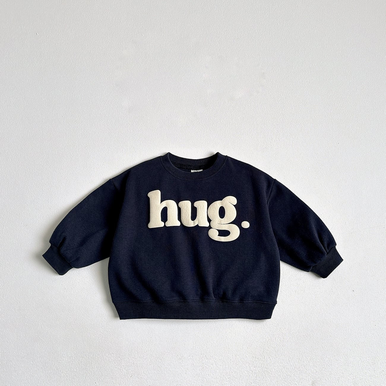 Hug Embossed Sweatshirt – Statement-Piece mit fühlbarem Print