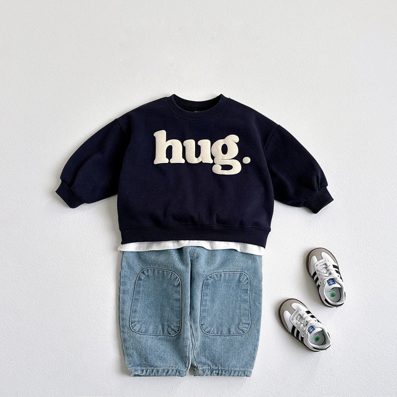 Hug Embossed Sweatshirt – Statement-Piece mit fühlbarem Print