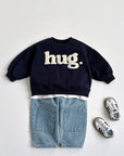 Hug Embossed Sweatshirt – Statement-Piece mit fühlbarem Print