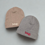 Hug Beanie – Feine Strickmütze mit Stickerei
