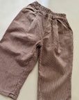 Brownie Line Pants – Weite Hose mit feinen Streifen