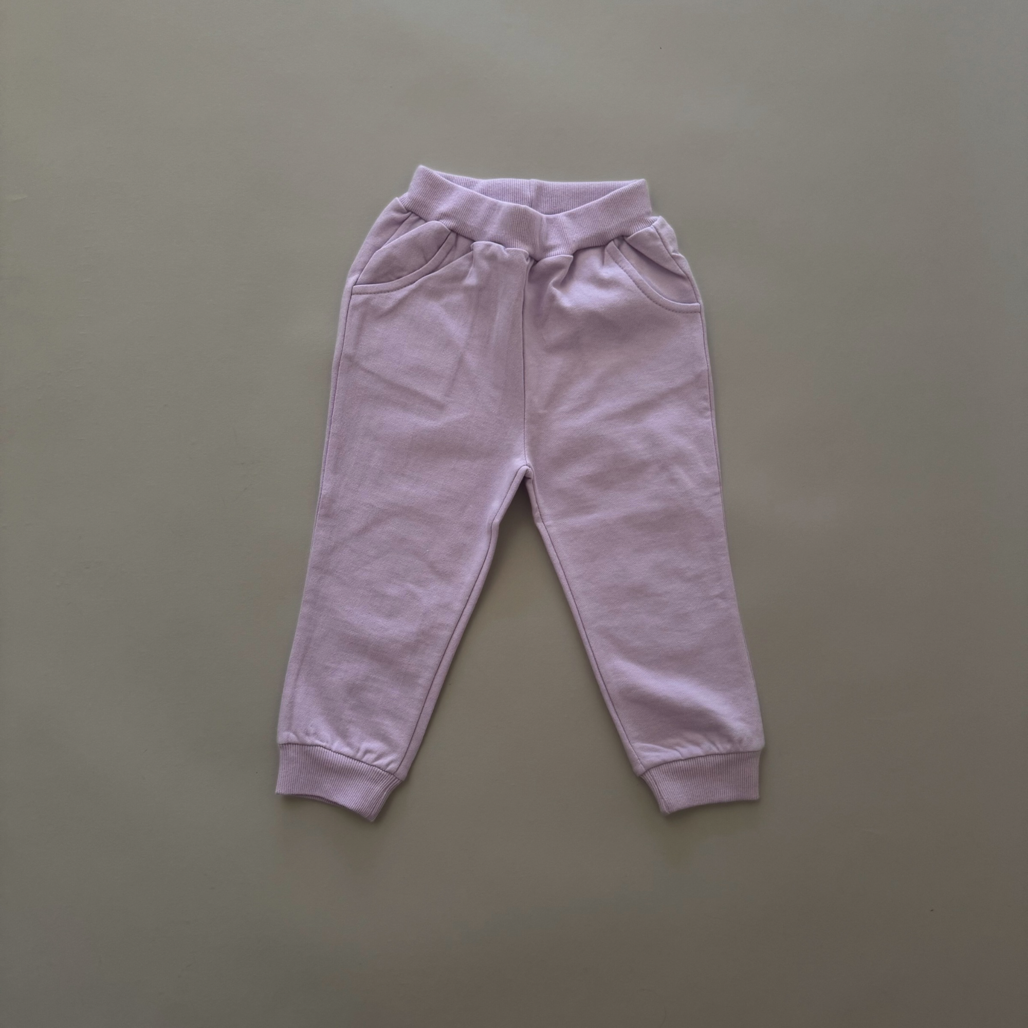 Lilac Jogginghose – Bequeme Hose mit elastischem Bund und Bündchen am Beinabschluss.