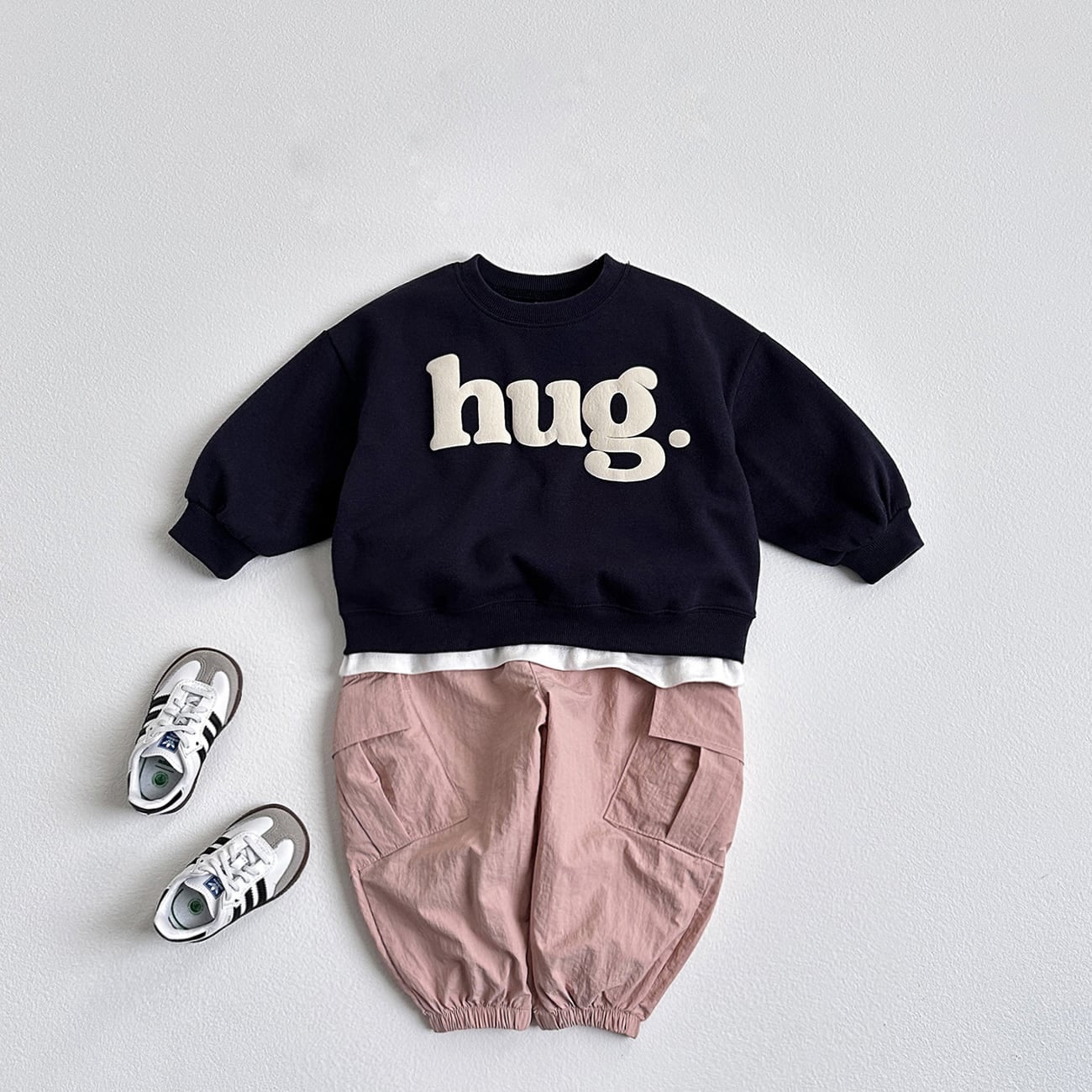 Hug Embossed Sweatshirt – Statement-Piece mit fühlbarem Print