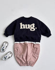 Hug Embossed Sweatshirt – Statement-Piece mit fühlbarem Print