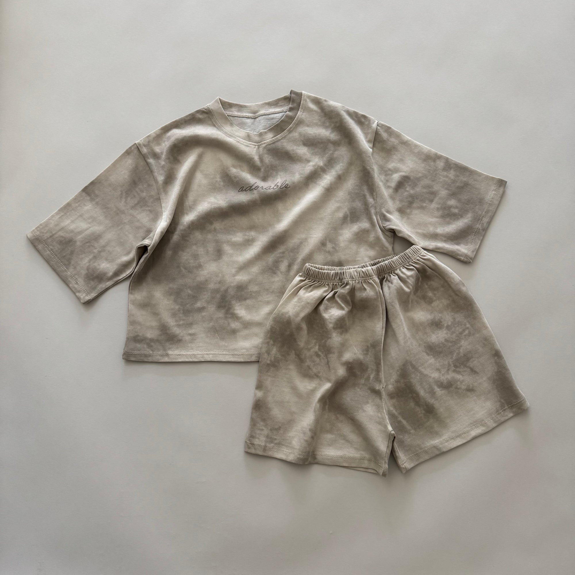 Adorable Set – Sommer-Set mit Batik-Look und lässigem Print