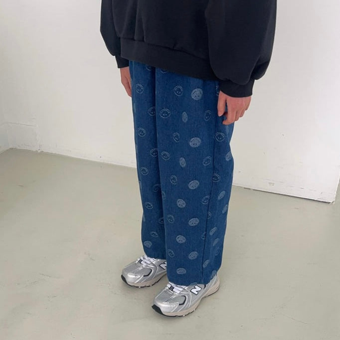 Smiley Denim Pants – Lässig, bequem &amp; voller guter Laune