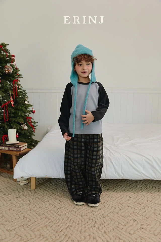 Little Foxx – Tail Stretch Raglan Tee