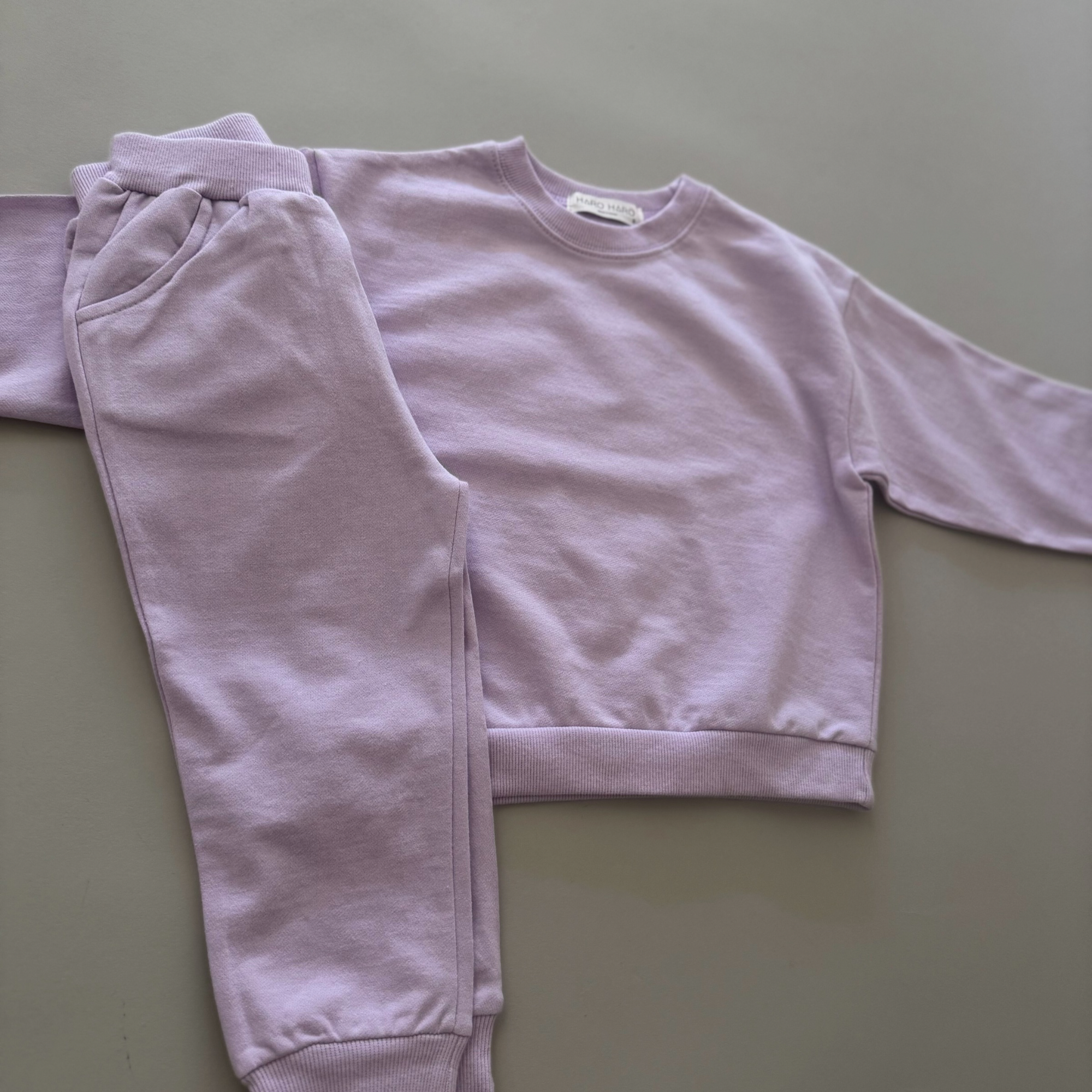 Lilac Sweat Set  – Pullover mit geradem Schnitt und Jogginghose mit elastischem Bund.