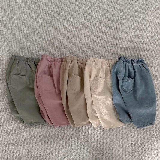 Hosen in verschiedenen Farben gestapelt – denim, Beige, Rosa, Khaki und Creme