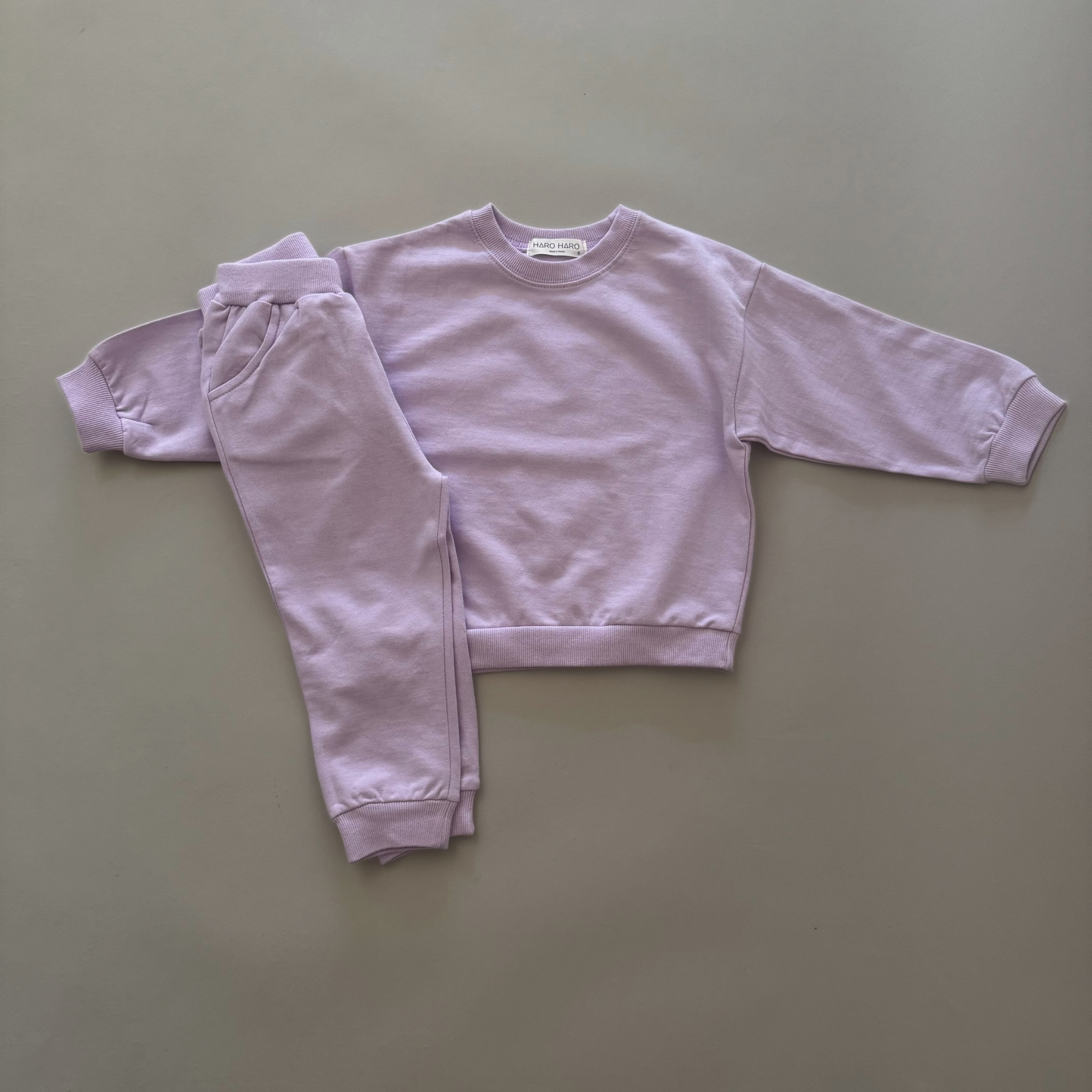 Lilac Sweat Set – Lockerer Pullover und Jogginghose mit elastischem Bund aus weicher Baumwolle.