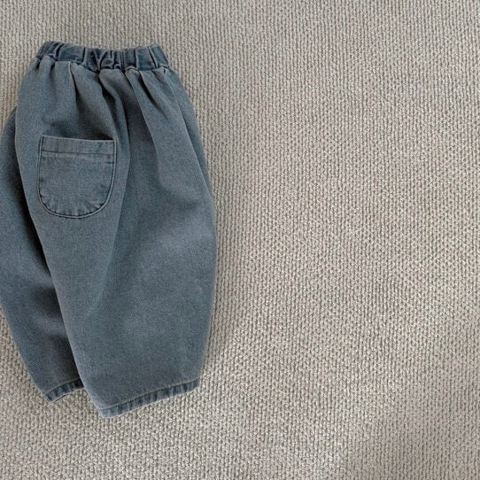 Rückansicht Hellblaue Denim-Jeans locker hingelegt – zeitloser Basic-Stil.