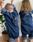 Junge und Mädchen in dunkelblauen Denim-Statement-Overalls mit „I Love My Mummy“-Print auf dem Rücken, lässig geschnitten und bequem – exklusiv bei Little Foxx.