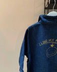 Dunkelblauer Denim-Overall für Kinder mit „I Love My Mummy“-Print auf dem Rücken, weicher Stoff und bequemer Schnitt – exklusiv bei Little Foxx Concept Store.