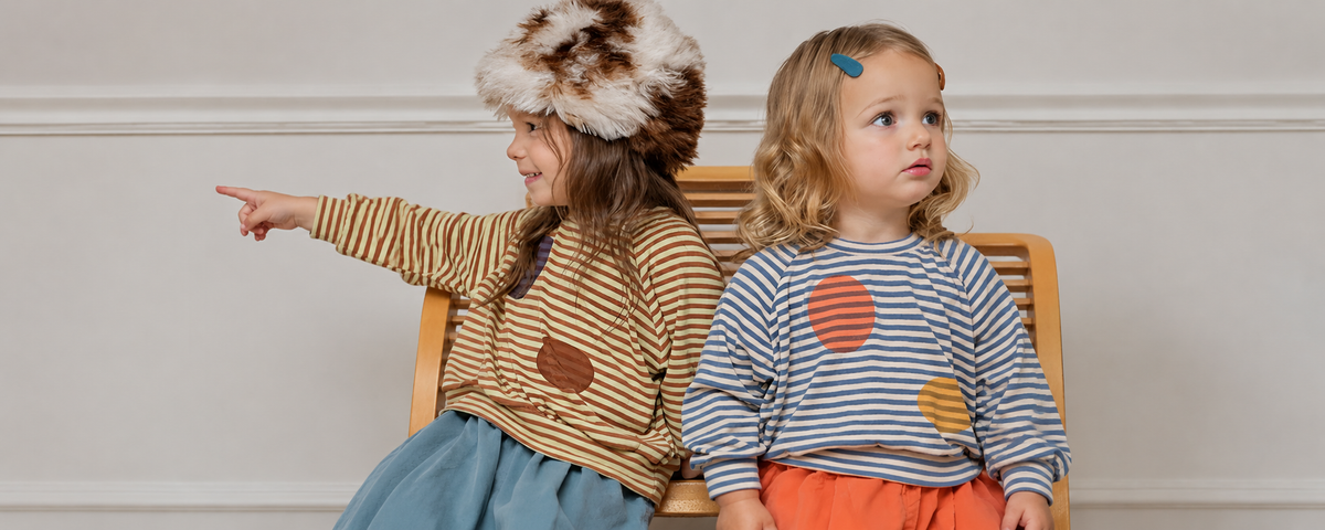 Zwei Kinder in gestreiften Sweatshirts – koreanische Kindermode bei Little Foxx