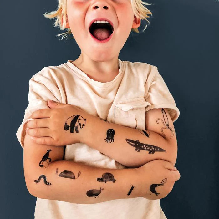 Junge mit Bio Tattoos von Little Foxx