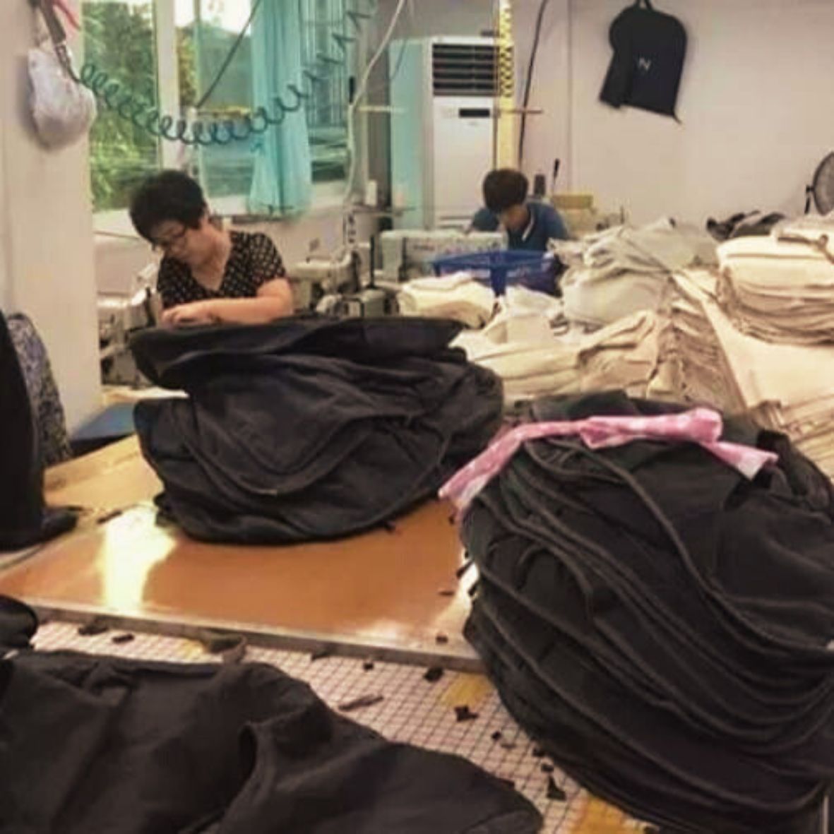 Koreanische Näherin bei der Arbeit für Little Foxx