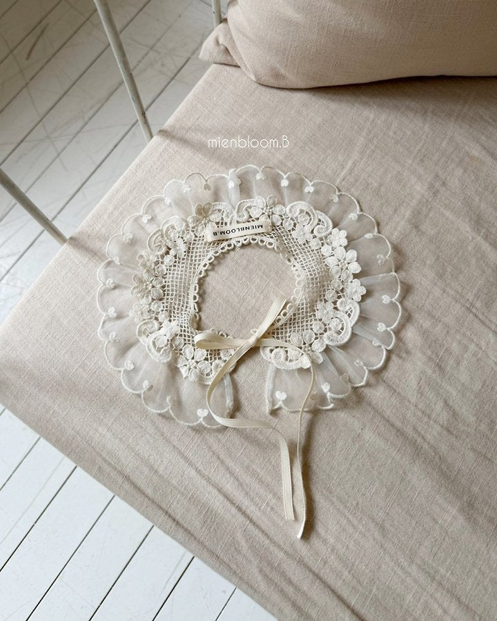 Little Foxx – Bebe Heart Lace Cape