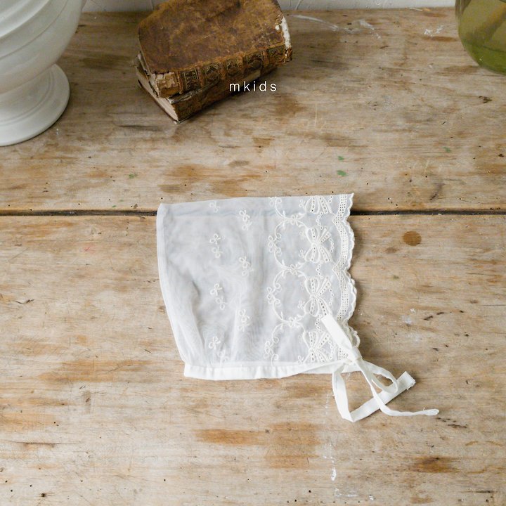 Little Foxx – Chocolate Lace Bonnet