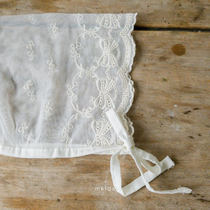 Little Foxx – Chocolate Lace Bonnet