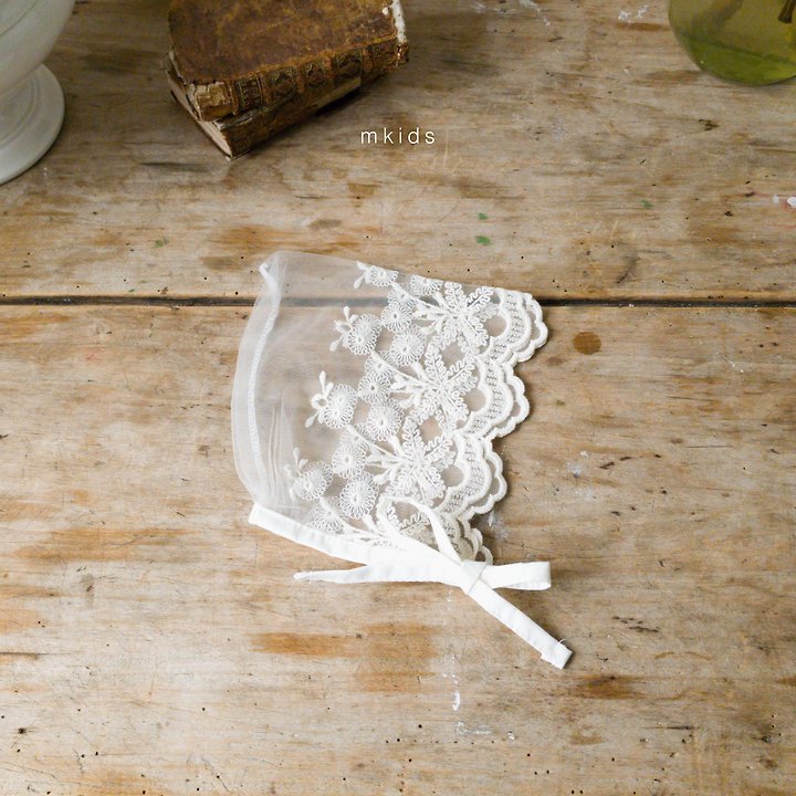 Little Foxx – Chocolate Lace Bonnet