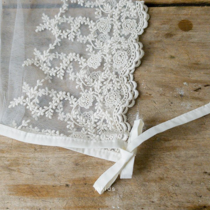 Little Foxx – Chocolate Lace Bonnet