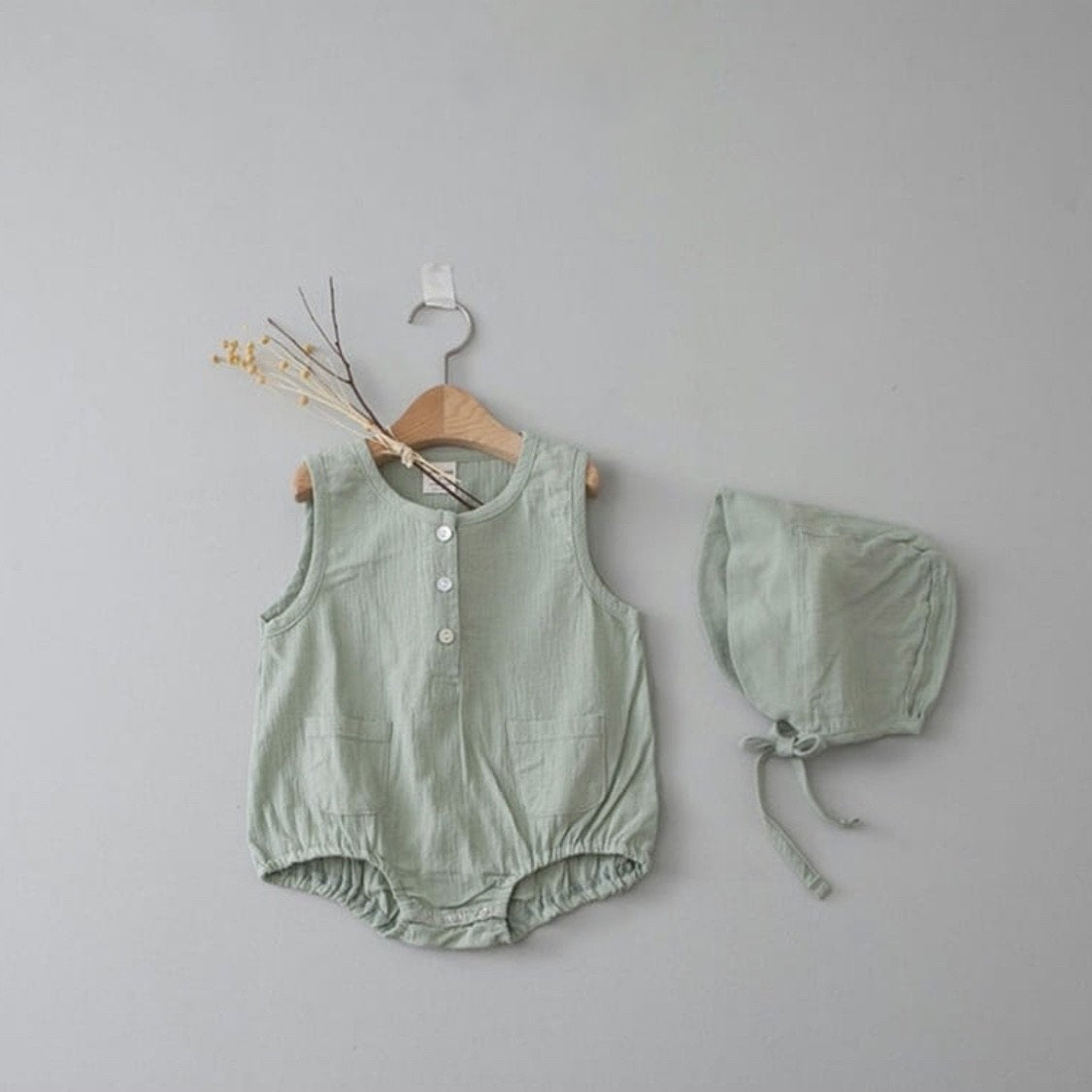Simple Bodysuit mit Mütze find Stylish Fashion for Little People- at Little Foxx Concept Store