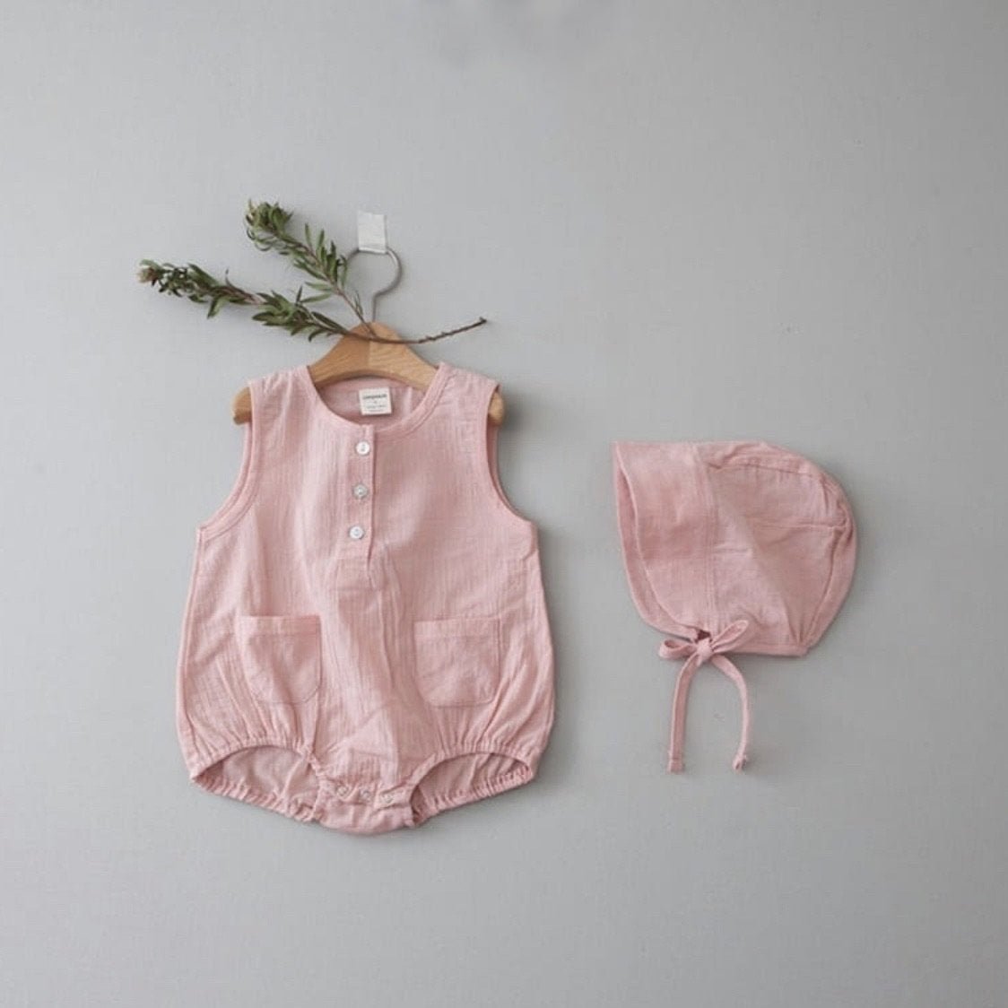 Simple Bodysuit mit Mütze find Stylish Fashion for Little People- at Little Foxx Concept Store